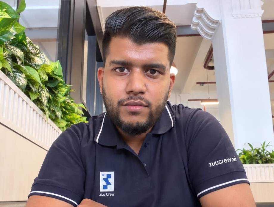 Isuru Alagiyawanna in a navy Zuu Crew polo